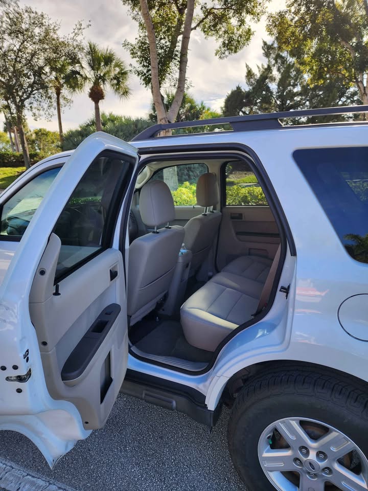 2011 Ford Escape Hybrid 4x4 – 57,000 Miles - photo 3