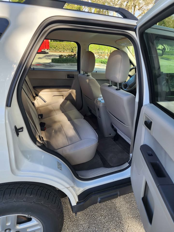 2011 Ford Escape Hybrid 4x4 – 57,000 Miles - photo 6
