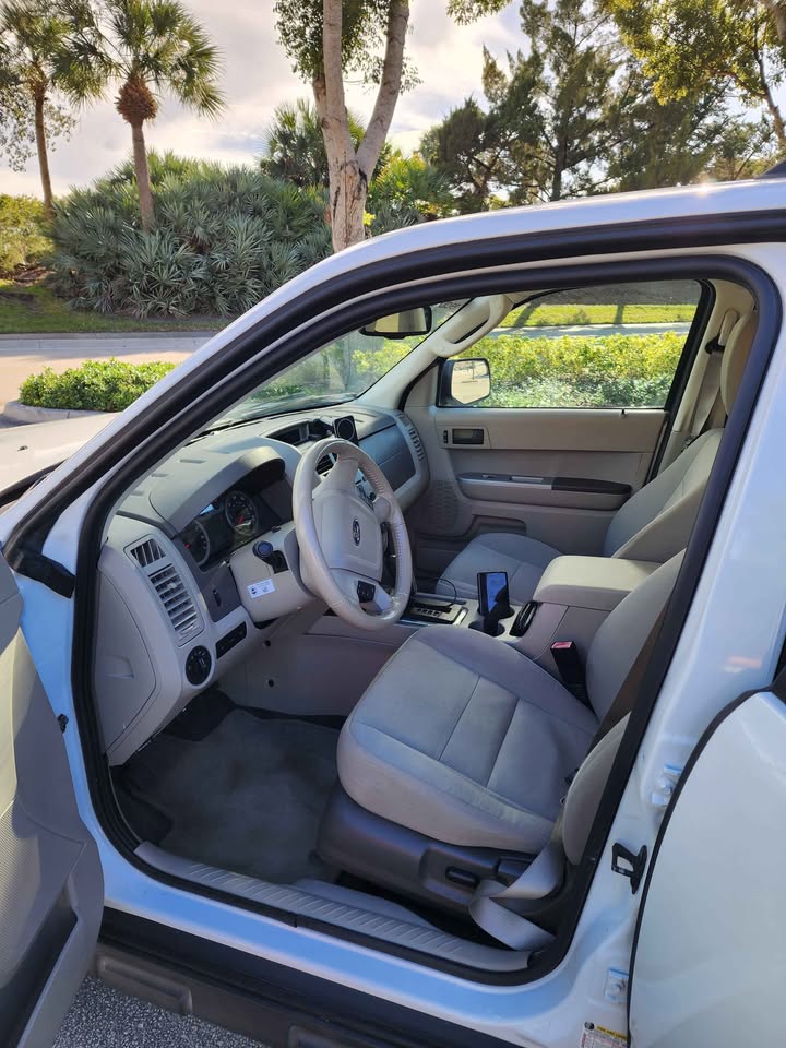 2011 Ford Escape Hybrid 4x4 – 57,000 Miles - photo 7
