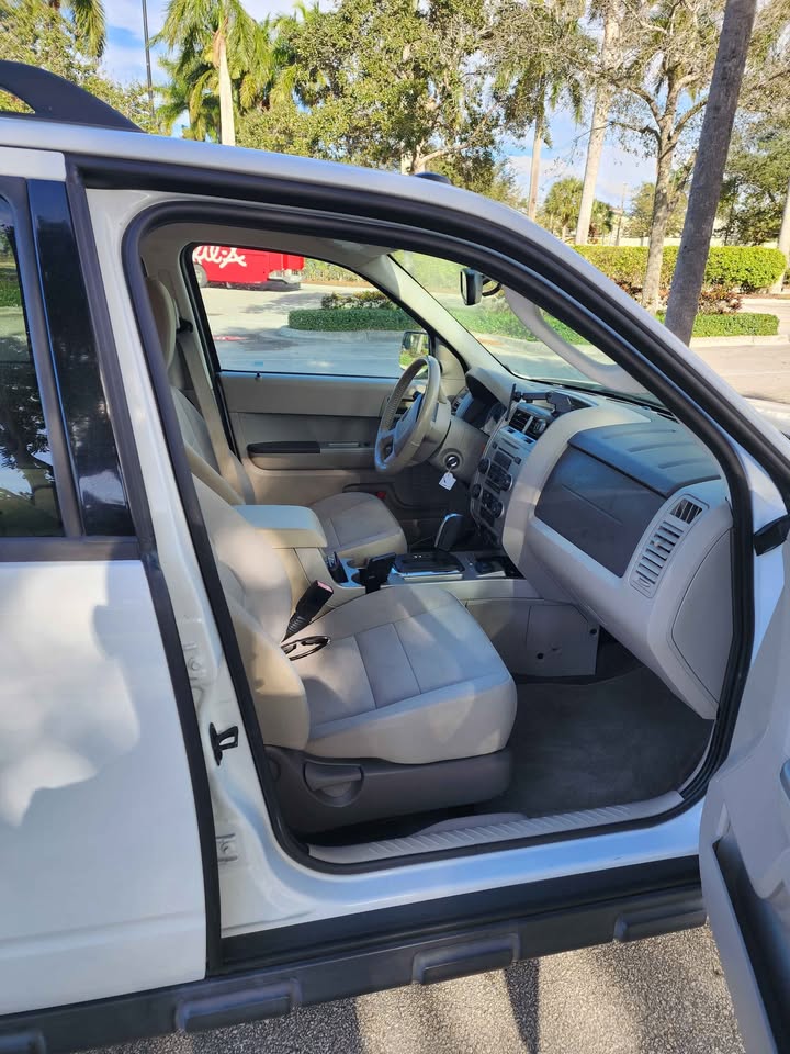 2011 Ford Escape Hybrid 4x4 – 57,000 Miles - photo 8
