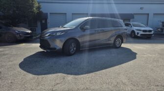 2024 Toyota Sienna LE Hybrid – 21,500 Miles