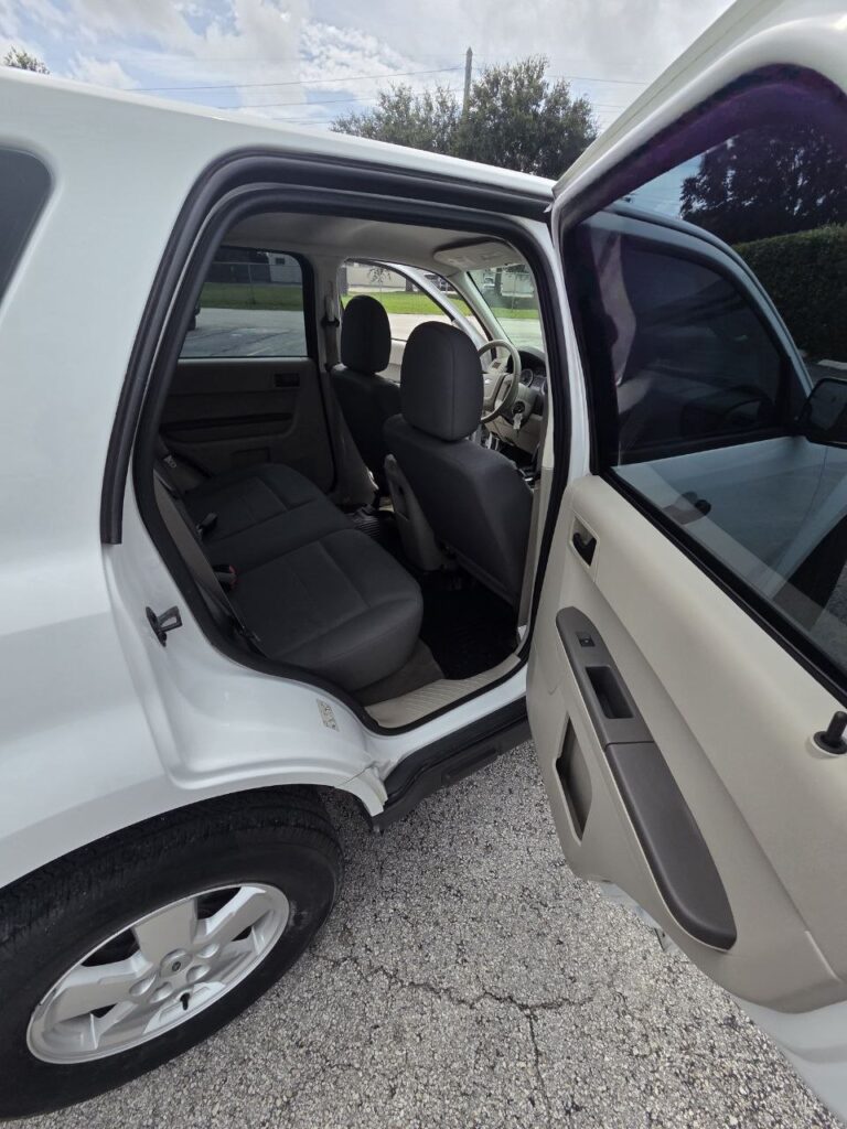 2011 Ford Escape XLS – 2.5L 4-Cylinder - photo 14