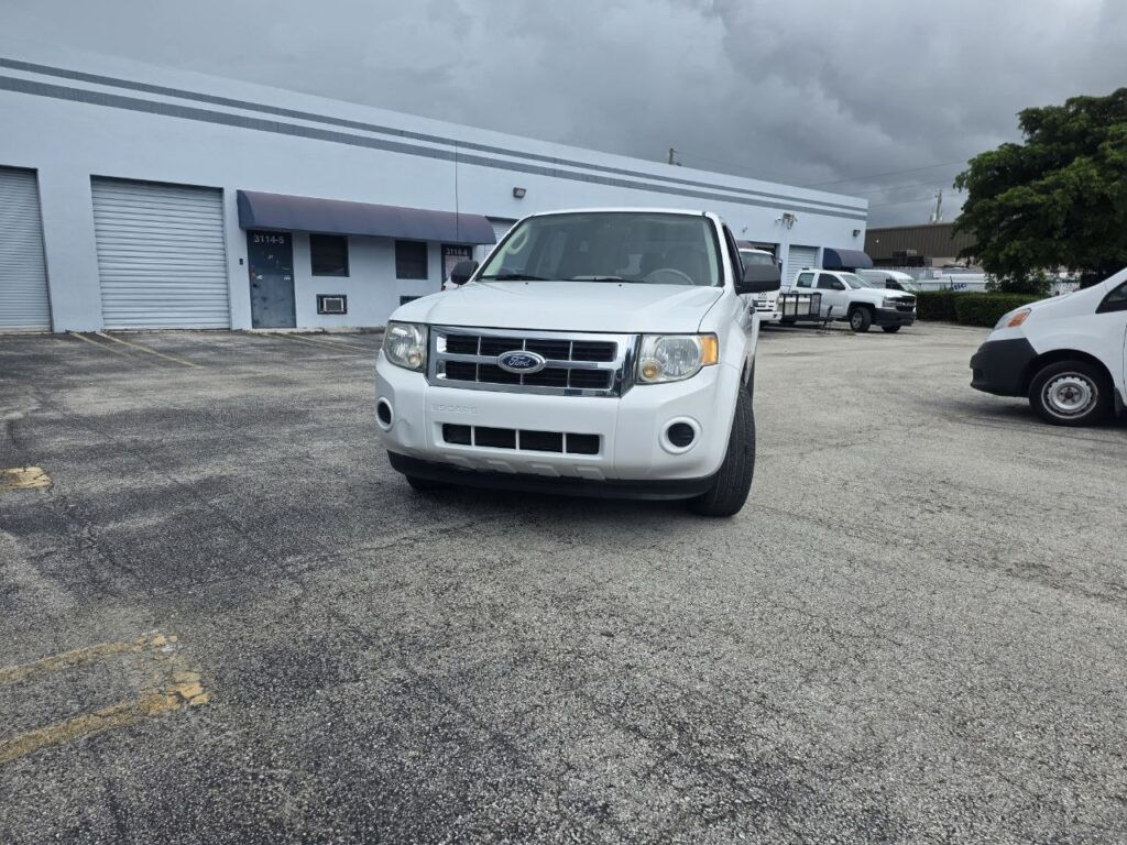 2011 Ford Escape XLS – 2.5L 4-Cylinder - photo 2