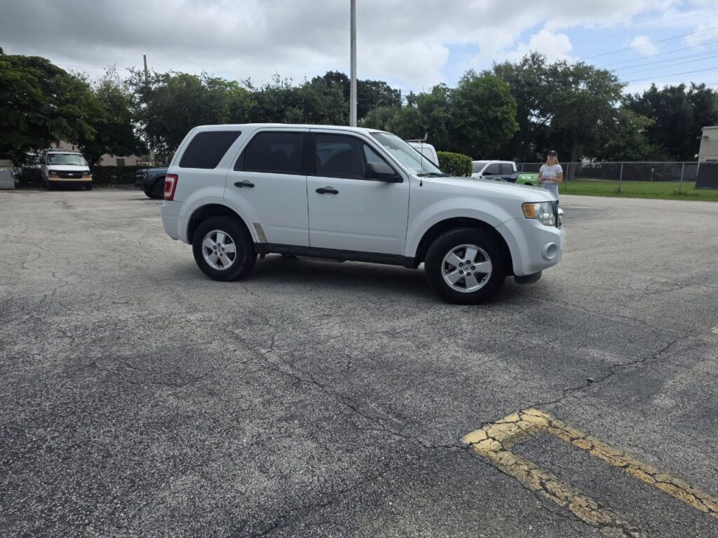 2011 Ford Escape XLS – 2.5L 4-Cylinder - photo 4