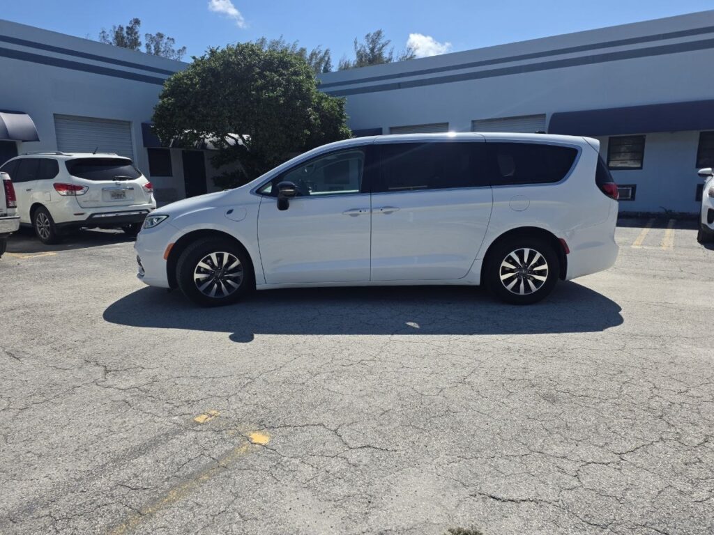 2024 Chrysler Pacifica Plug-In Hybrid Select – 3.6L V6 Plug-In Hybrid - photo 3