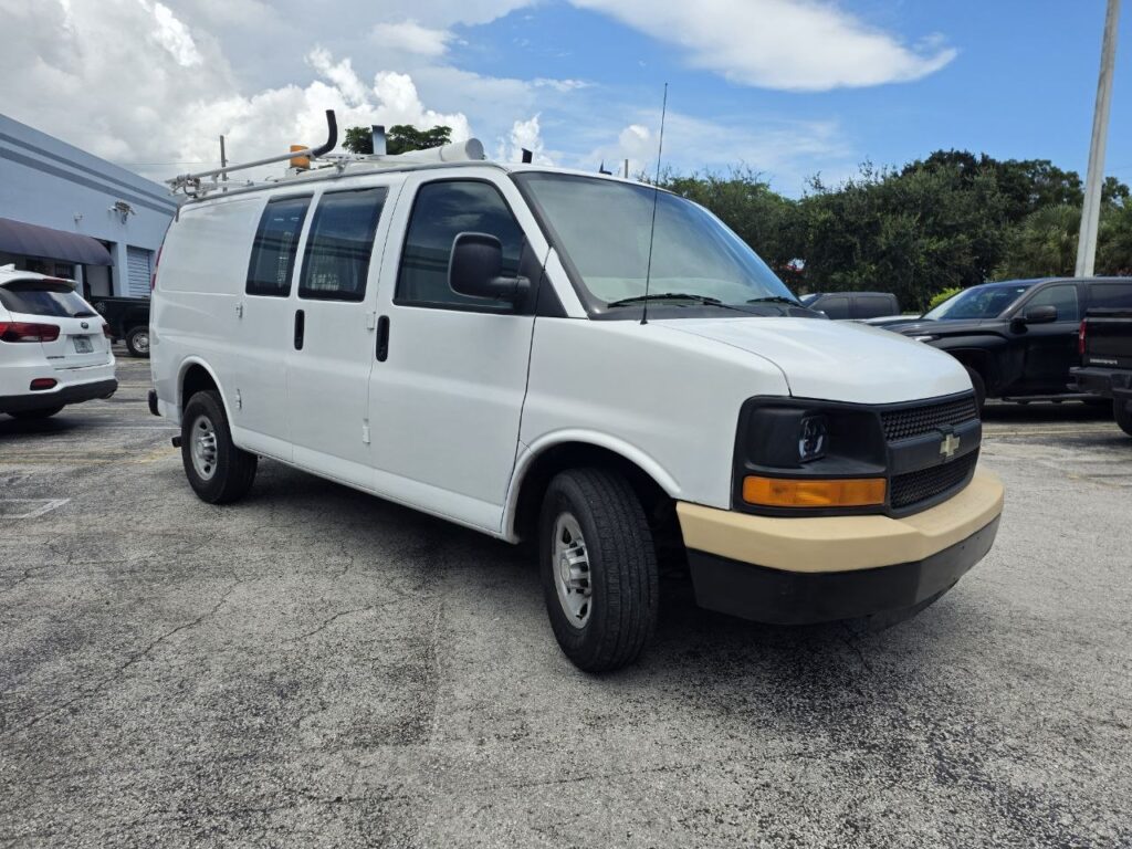 2011 Chevrolet Express 2500 Cargo Van – 4.8L V8 - photo 4