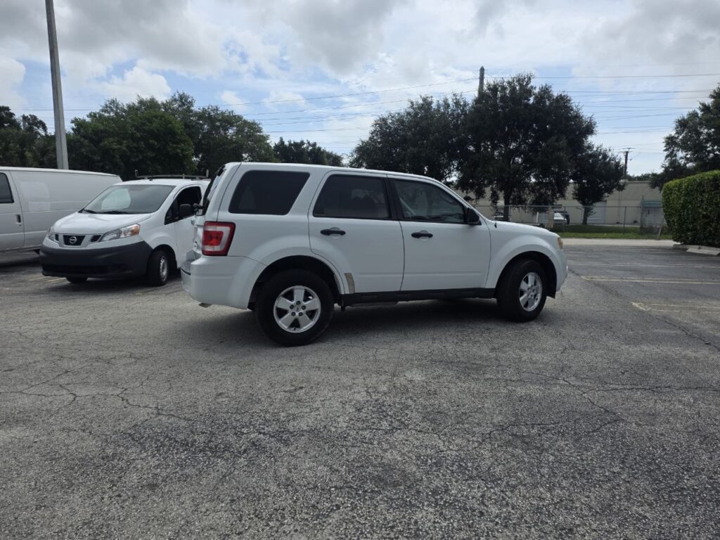 2011 Ford Escape XLS – 2.5L 4-Cylinder - photo 5
