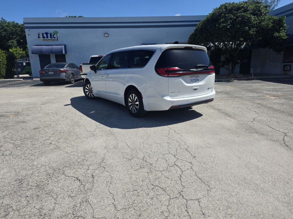 2024 Chrysler Pacifica Plug-In Hybrid Select – 3.6L V6 Plug-In Hybrid - photo 4