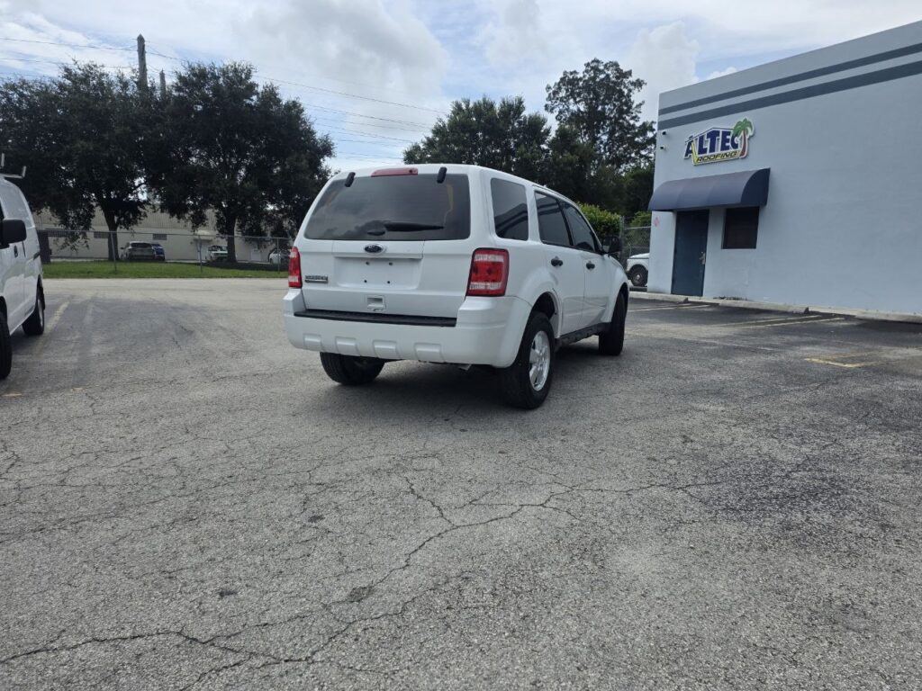 2011 Ford Escape XLS – 2.5L 4-Cylinder - photo 6
