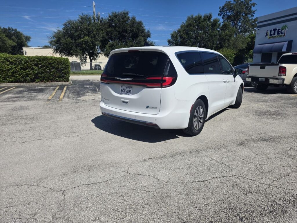 2024 Chrysler Pacifica Plug-In Hybrid Select – 3.6L V6 Plug-In Hybrid - photo 5