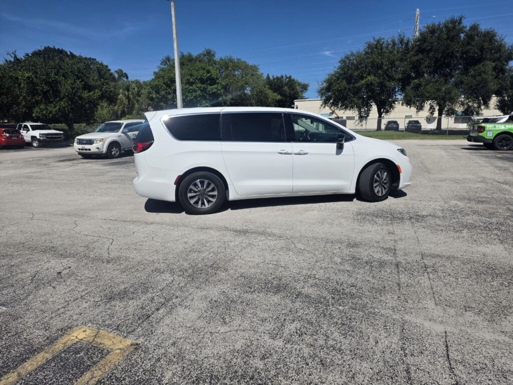 2024 Chrysler Pacifica Plug-In Hybrid Select – 3.6L V6 Plug-In Hybrid - photo 6