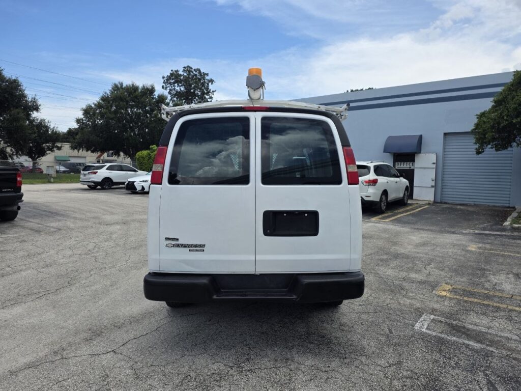 2011 Chevrolet Express 2500 Cargo Van – 4.8L V8 - photo 7