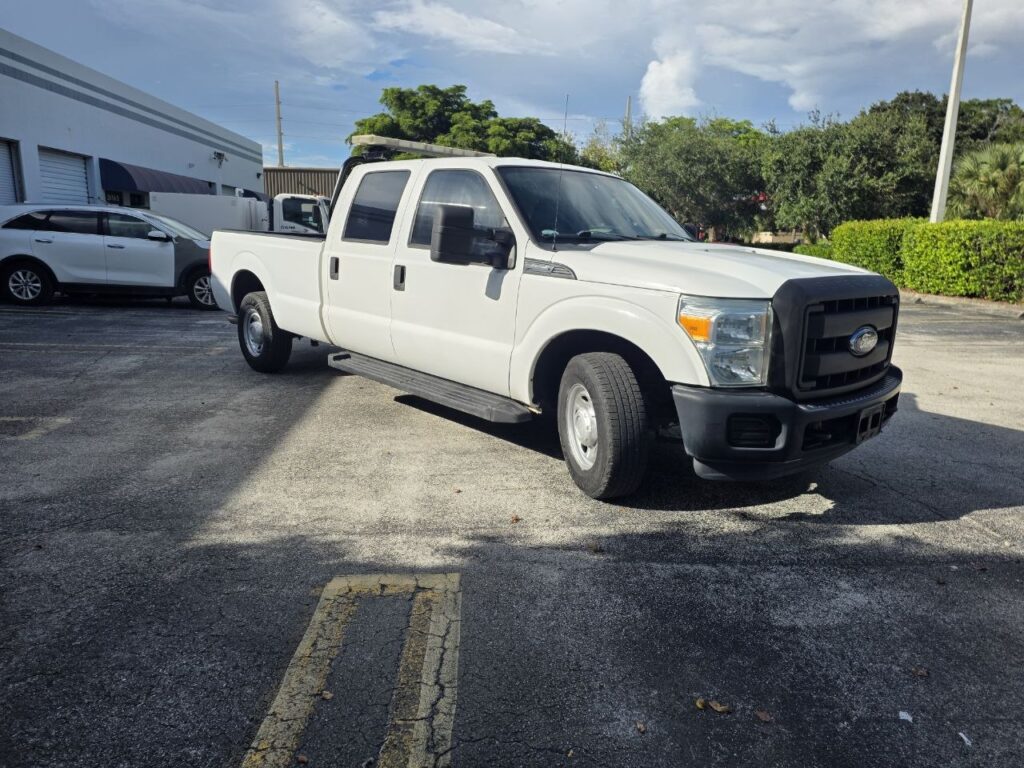 2015 Ford F-250 XL Crew Cab exterior front view
